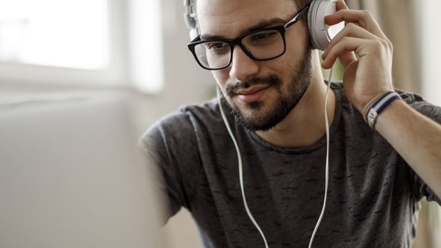 banyak manfaat yang bisa lo dapatkan ketika ikut webinar. Lagipula bisa lo lakukan #MauLagiDimanapun kok!